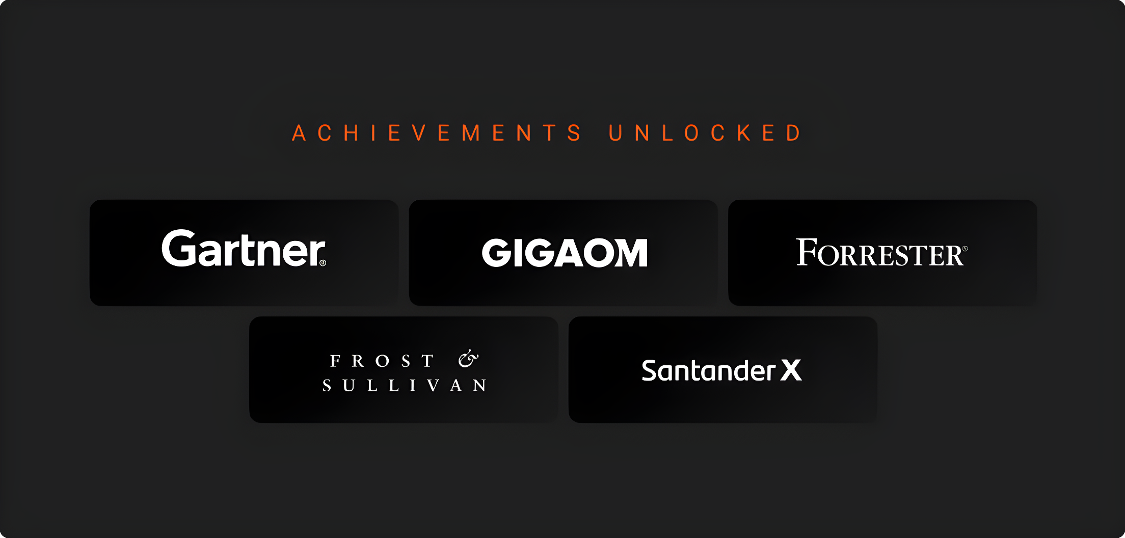 Imagem contém as logos de cinco entidades internacionais que premiaram a Azion ao longo de 2023: Gartner, GigaOm, Forrester, Frost & Sullivan e Santander X