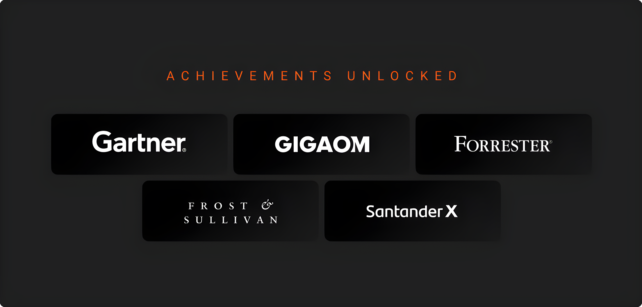 La imagen contiene los logotipos de cinco entidades internacionales que premiaron a Azion a lo largo de 2023: Gartner, GigaOm, Forrester, Frost & Sullivan y Santander X.