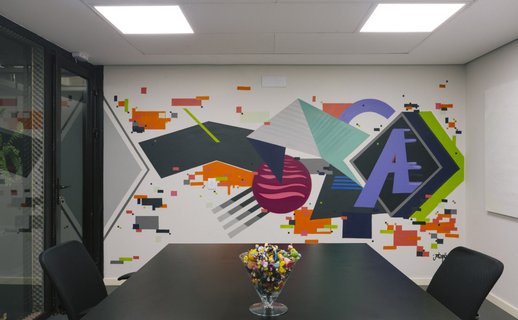 Uma equipe diversificada de profissionais da Azion engajada em uma sessão de brainstorming, com um quadro branco cheio de diagramas coloridos e lembretes adesivos.